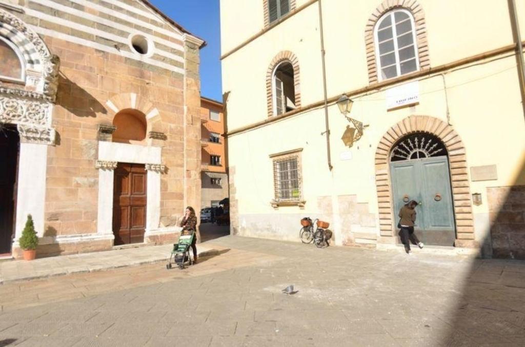 卢卡Ferienwohnung für 4 Personen ca 75 qm in Lucca, Toskana Provinz Lucca的一群人站在建筑物外