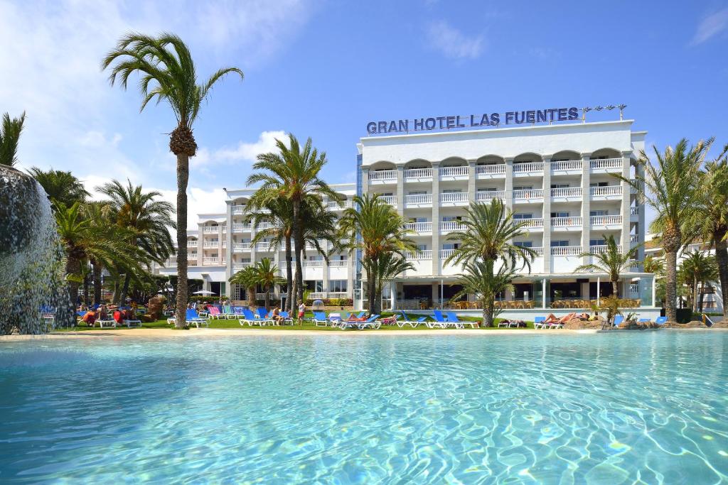 阿尔考斯布里Gran Hotel Las Fuentes de Fantasía Hoteles的从游泳池可欣赏到宏伟酒店花卉的景色