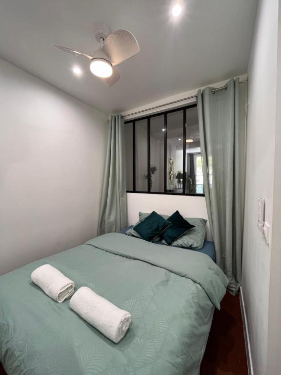 土伦T2 - centre historique de Toulon的一间卧室配有一张床,上面有两条毛巾