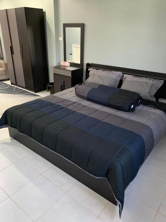 乔木提恩海滩Fullmoon Jomtien Guest house的卧室内的一张带蓝色棉被的大床