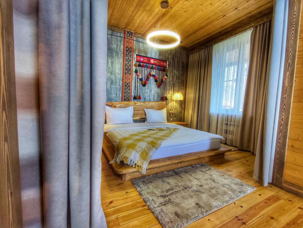 伊杰万Filin Resort的一间卧室配有一张特大号床。