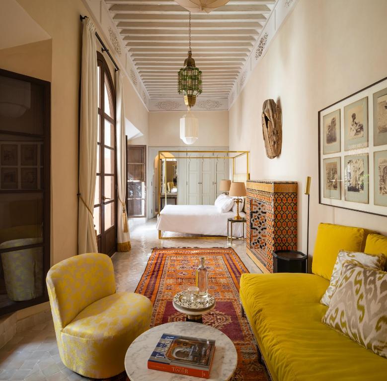 马拉喀什Riad Dar Al Dall - This Time Tomorrow in Marrakech的客厅配有沙发和1张床