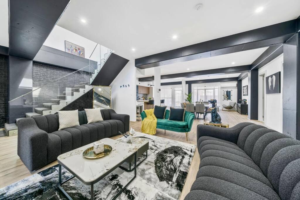 悉尼King’s Deluxe in Newtown的客厅配有两张沙发和一张桌子