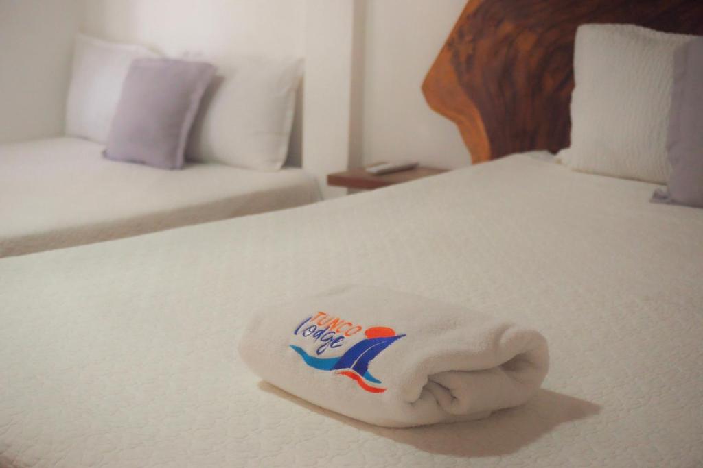拉利伯塔德Hotel Tunco Lodge的在酒店客房内的床上的毛巾