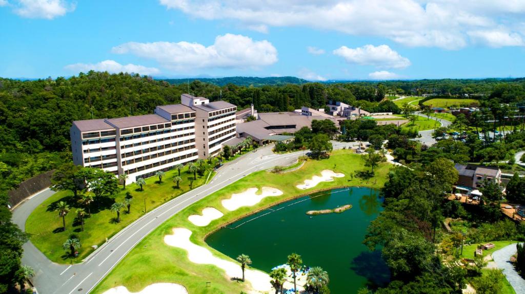 Miki神户雀巢度假酒店的享有酒店和湖泊的空中景致