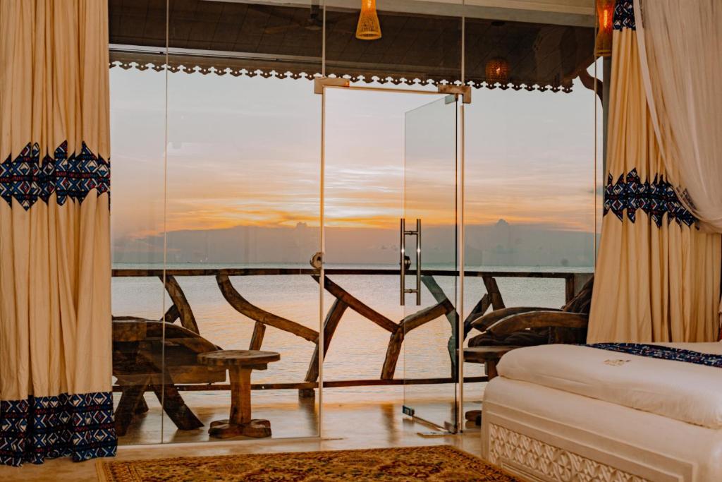 桑给巴尔Royal Cliff Zanzibar的客房设有海景大窗户。