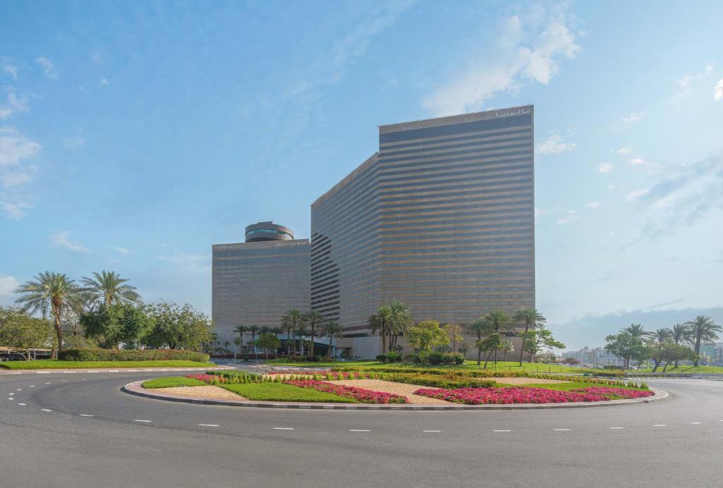 迪拜迪拜海滨大道凯悦酒店的前面有一条环形路的大建筑