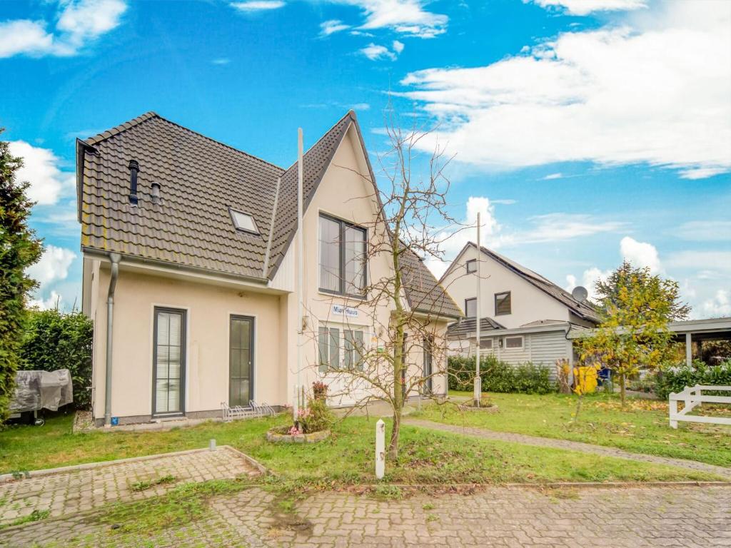 巴斯托夫Attractive Home in Bastorf with Private Garden的白色房子,有灰色的屋顶
