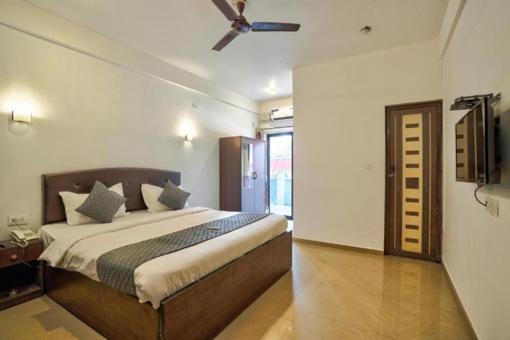 GoaBaga Treasures的一间卧室配有一张大床和吊扇