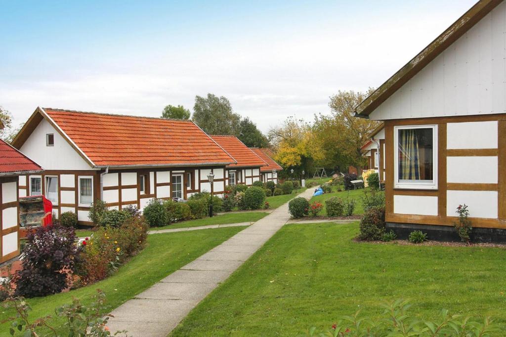 沃伦伯格Holiday village on the Baltic Sea Wohlenberg的车道的院子中的一排房子