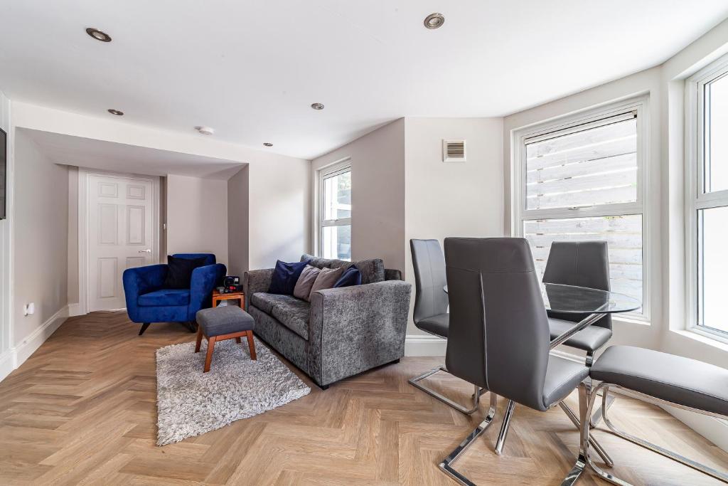 伦敦Amazing 2BR flat wprivate garden, Maida Vale的客厅配有沙发、椅子和桌子
