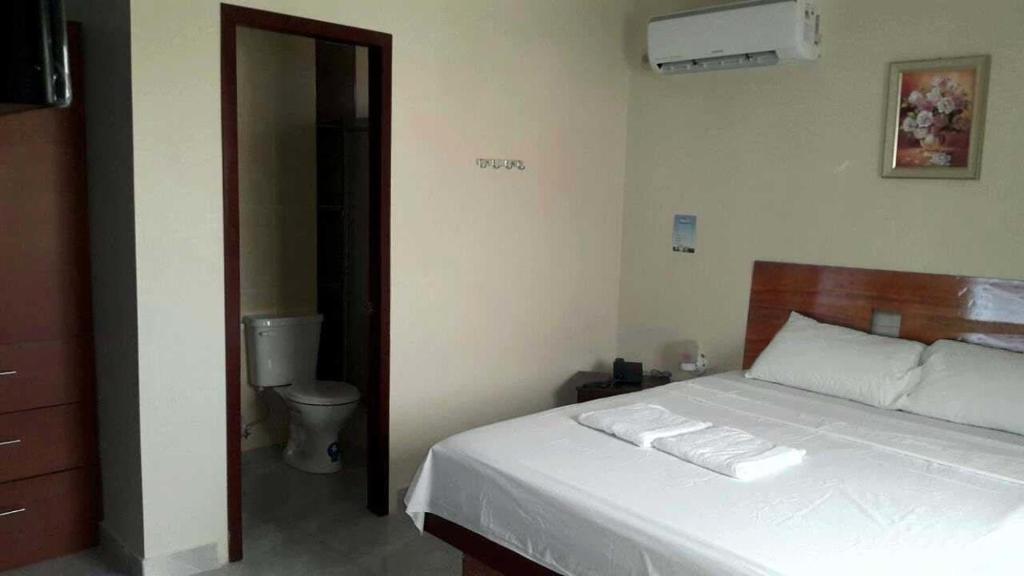 曼塔考斯塔阿祖尔旅馆的卧室配有白色的床和卫生间