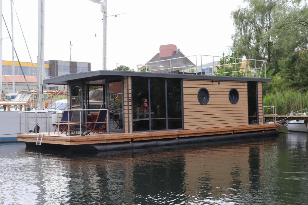 弗伦斯堡Houseboat Leni Flensburg的水中小船屋