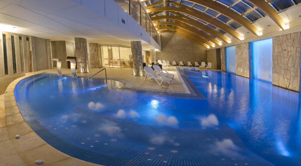 圣卡洛斯-德巴里洛切克里斯托酒店的蓝色的酒店的大型游泳池