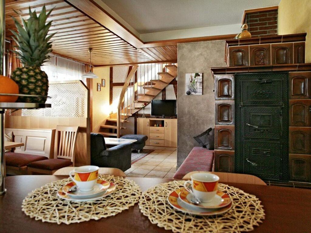 MottenAppealing apartment in Motten的房间里的桌子上放两杯咖啡