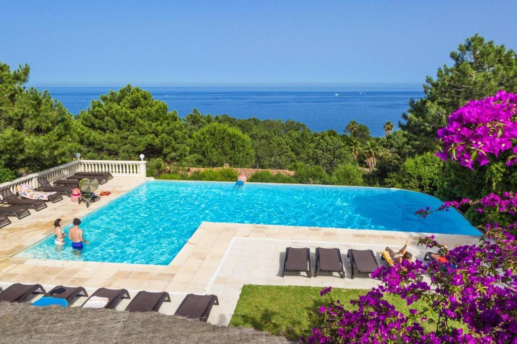 法沃内Res Mare e Monte Solenzara Bungalow with terrace的海景游泳池