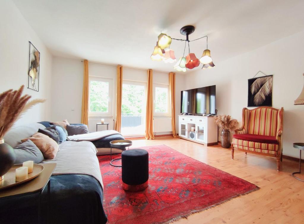 博登斯边的拉多夫采尔Haus Mediterran - Gemütliches Ferienhaus 130 m² für max. 7 Personen mit Balkon und Garten am Bodensee的带沙发和红色地毯的客厅