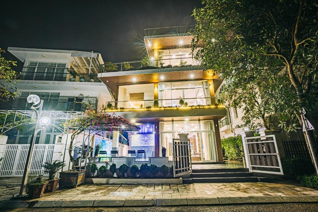 岑山Villa FLC Sầm Sơn - Sao biển 98的一座在晚上带阳台的建筑