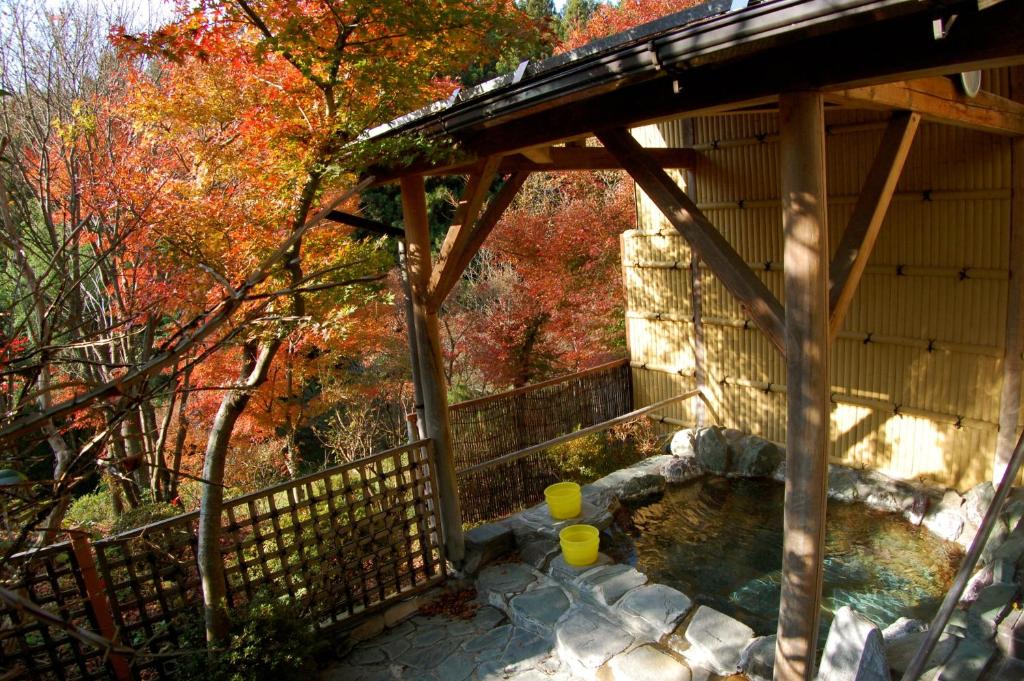 中之条沢渡温泉宫田屋旅馆的一个带水池的木制凉亭