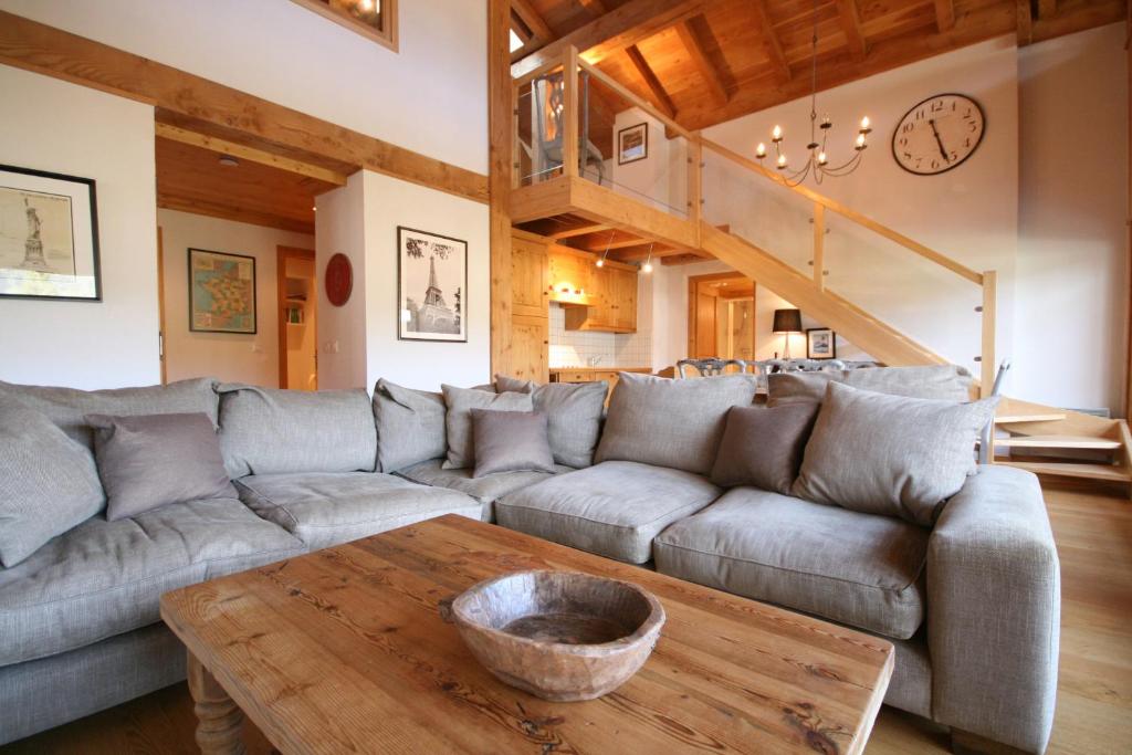 莱热Passa Franc - appartement- 8pers - proche piste的带沙发和木桌的客厅