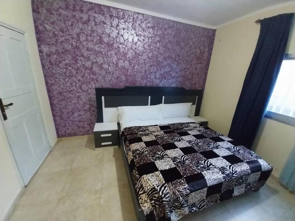 Hotel romantico的一间卧室配有一张紫色墙壁的床