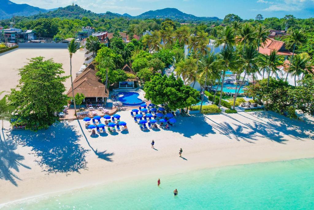 查汶苏梅岛那帖度假村的享有海滩的空中景致。