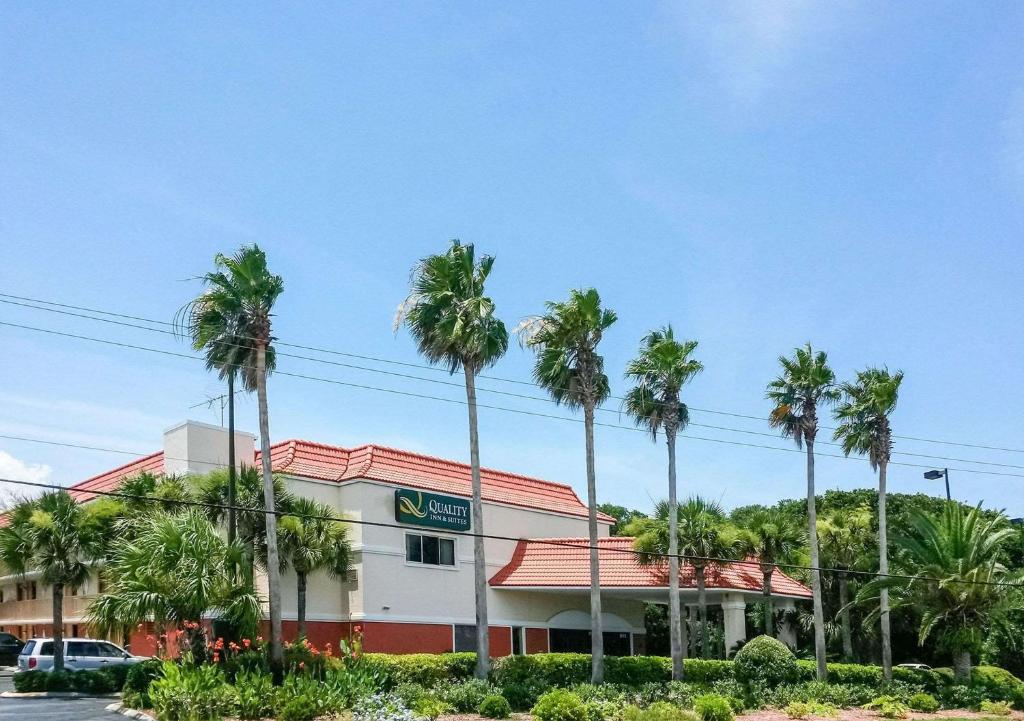 圣奥古斯丁海滩Quality Inn & Suites St Augustine Beach Area的前面有棕榈树的酒店