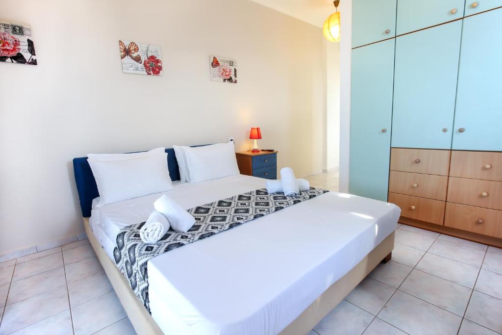 罗达S&C Kosmos Beach Resort的卧室配有一张白色大床