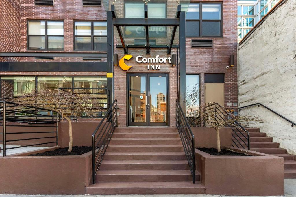 纽约Comfort Inn Manhattan - Midtown West的带有舒适旅馆标志的建筑入口