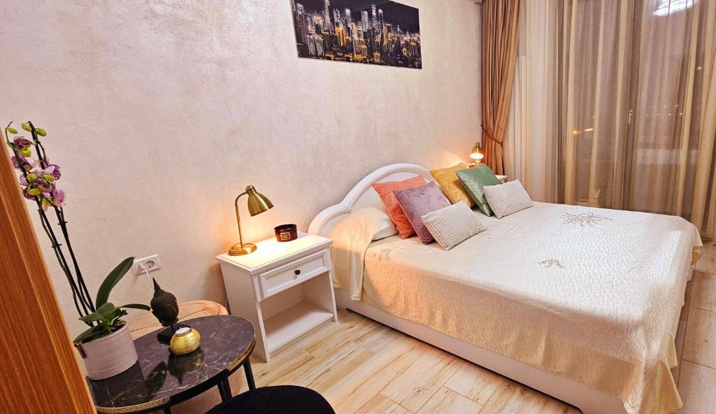 马马亚Iaki Apartment Mamaia的一间小卧室,配有一张床和一张桌子