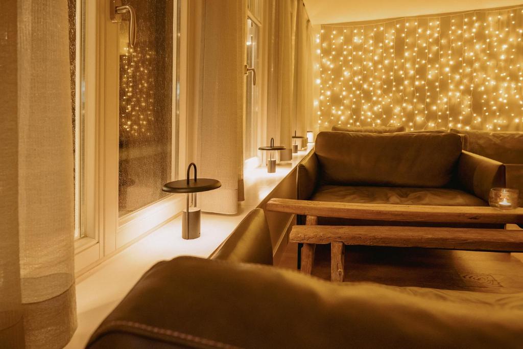阿伦斯霍普Der Charlottenhof的客厅配有沙发和墙上的灯