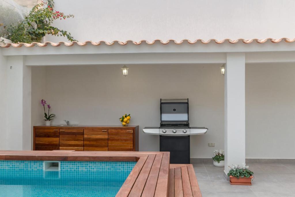 马略卡岛帕尔马Palma -2702 Mallorca的一个带厨房和炉灶的别墅内的游泳池
