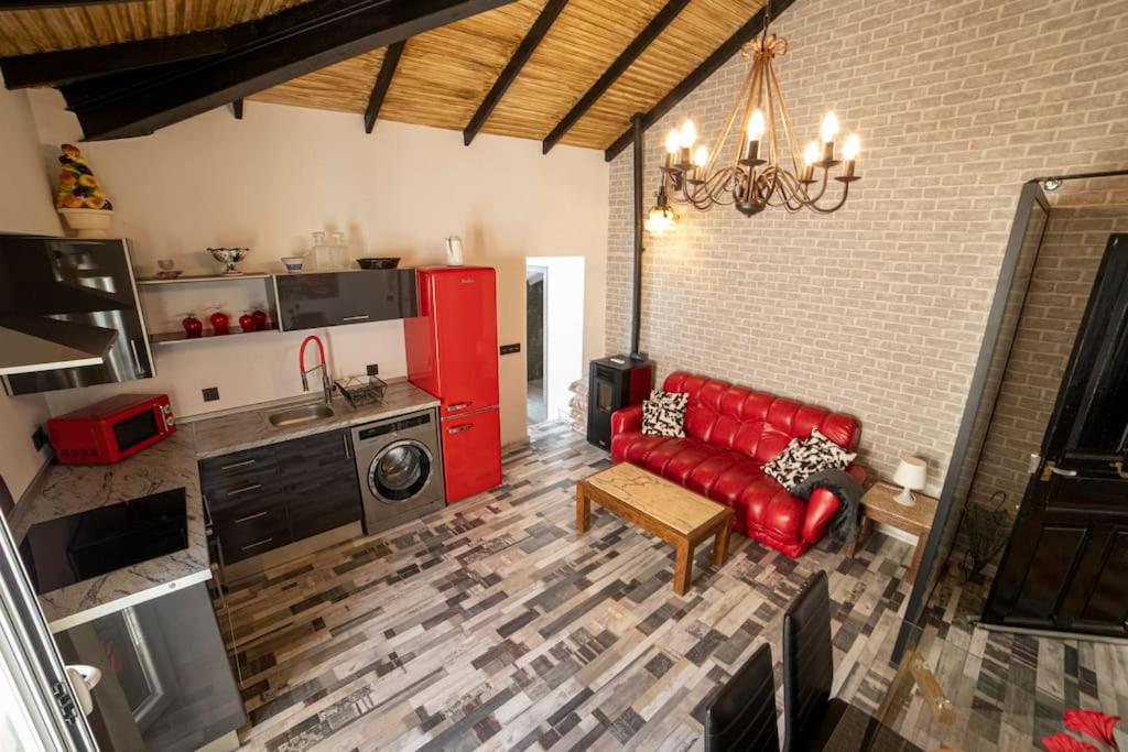 AtecaApartamento Rojo的一间带红色沙发的客厅和一间厨房