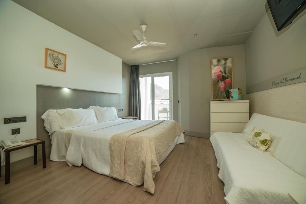 圣何塞圣何塞MC酒店的一间设有两张床和窗户的大卧室