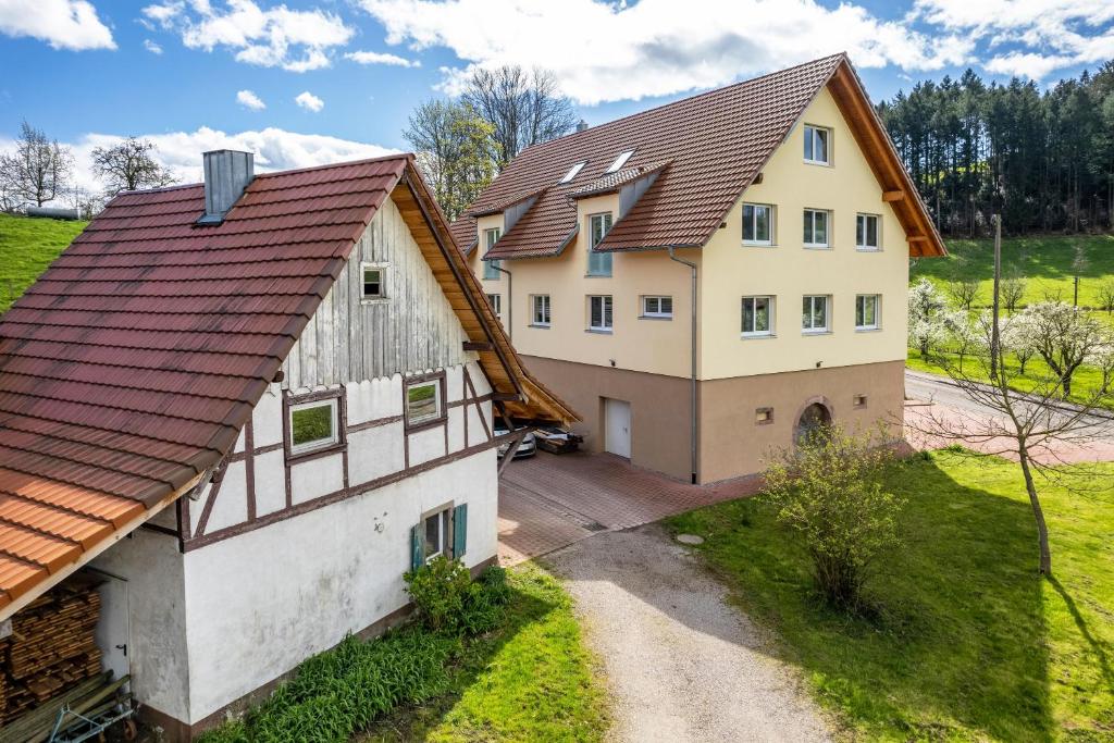 奥伯基希Ferienhof Vordere Alm的享有棕色屋顶房屋的空中景致