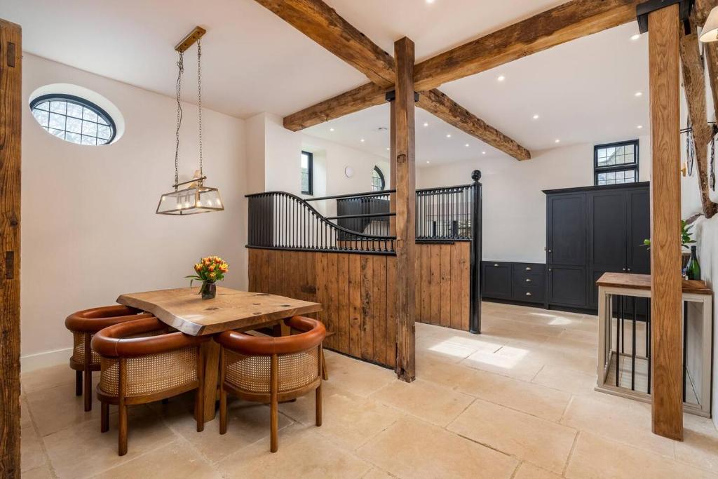 BrillPass the Keys Merlin’s stables-country retreat的一间带木桌和椅子的用餐室