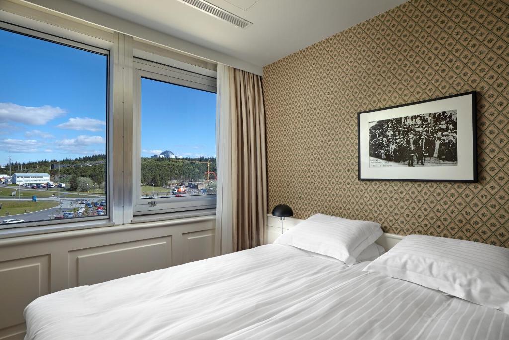 雷克雅未克Reykjavik Natura - Berjaya Iceland Hotels的一间卧室设有一张床和一个大窗户