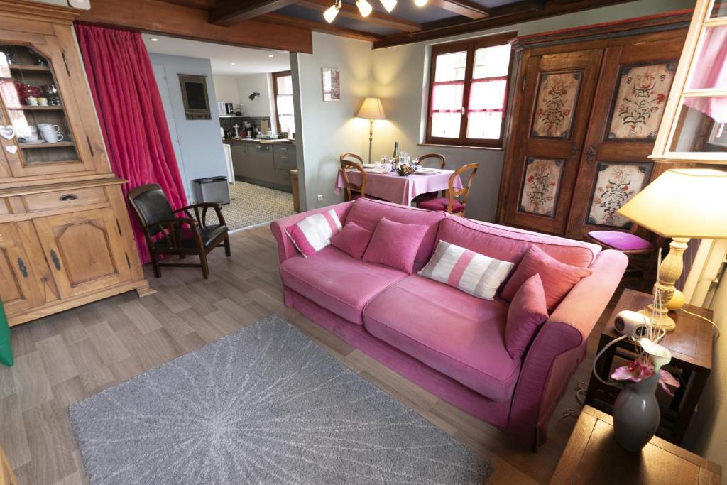 凯泽贝尔Origin'alsace的客厅配有紫色沙发和桌子