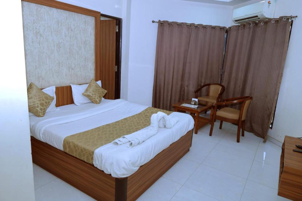 锡尔瓦萨Kings Resort的一间卧室配有带毛巾的床
