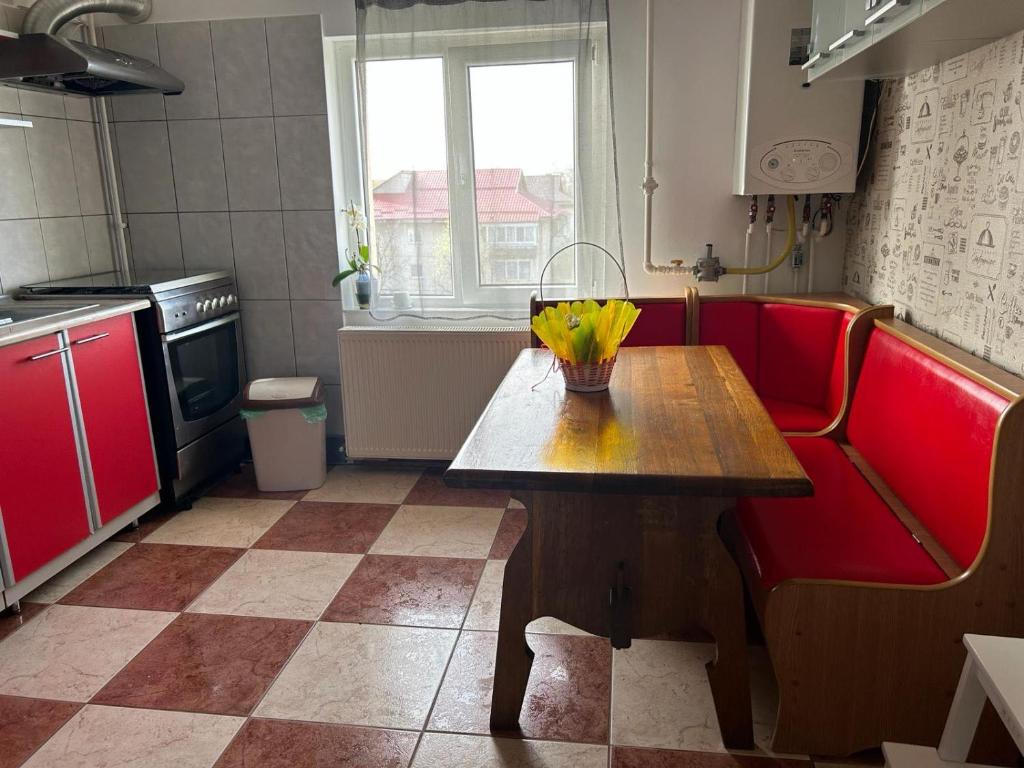奥托佩尼Harmony Luisa Apartment #Enjoy#Otopeni#的厨房配有带黄色鲜花的木桌