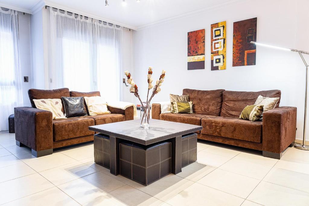 奥尔迪诺AndBnB I 3 Habitaciones con Terraza y Parking的客厅配有两张沙发和一张桌子