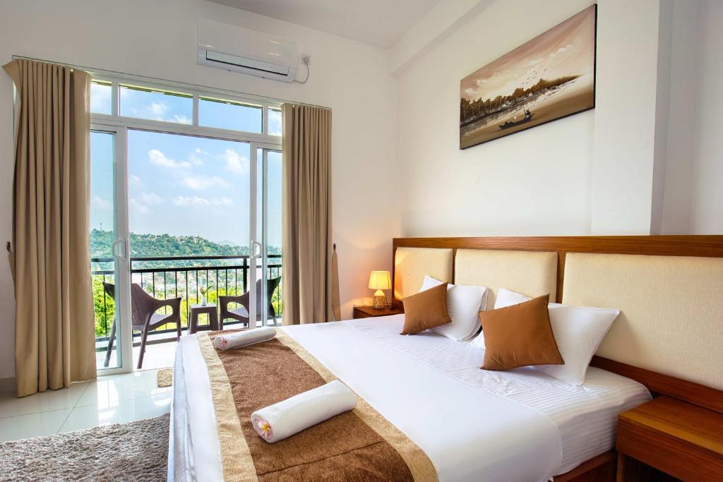 康提Amandara Hills Kandy的一间卧室设有一张床和一个大窗户