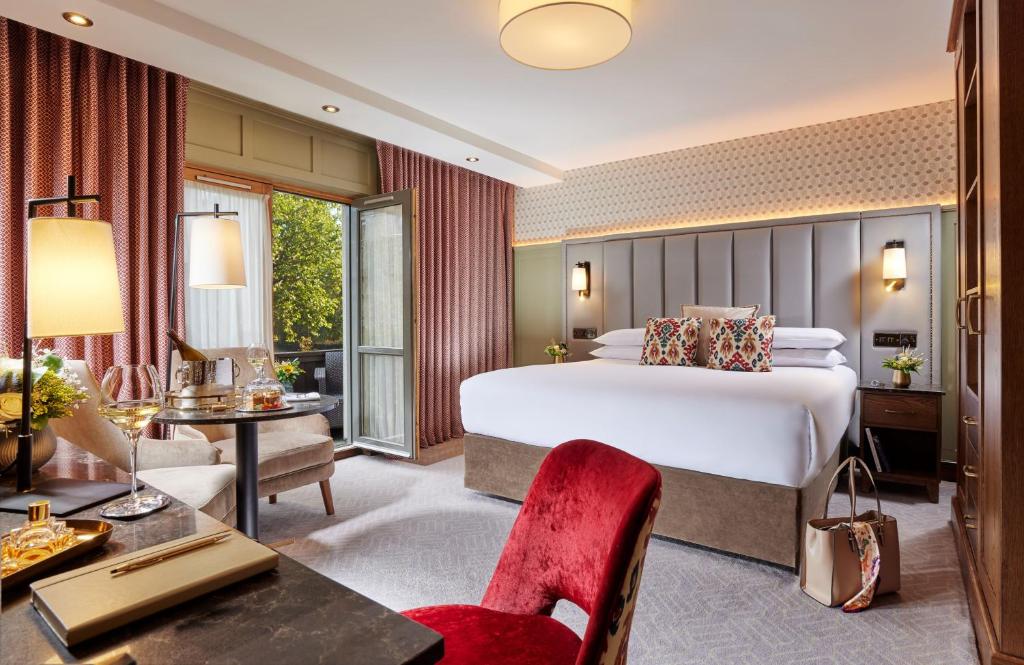韦斯特波特韦斯特波特广场温泉及休闲酒店的酒店客房设有一张大床和一张书桌。