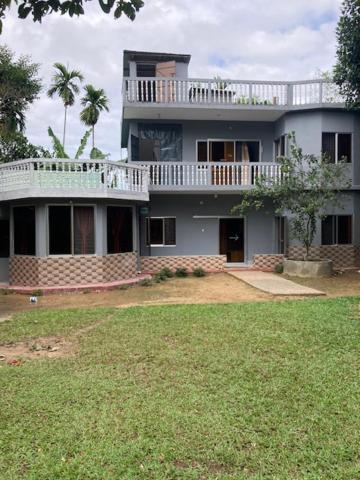 Juri Cottage: Duplex style, Sylhet divison, Bangladesh的带阳台的大房子