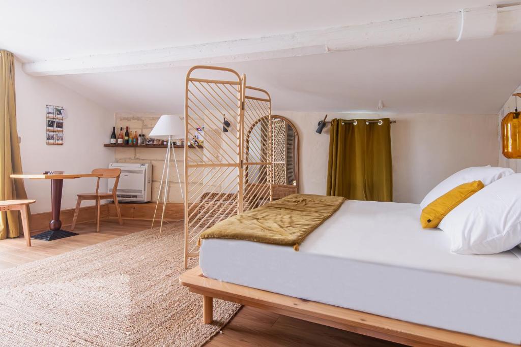 阿尔勒La Madeleine Arles的一间带白色床和金属框架的卧室