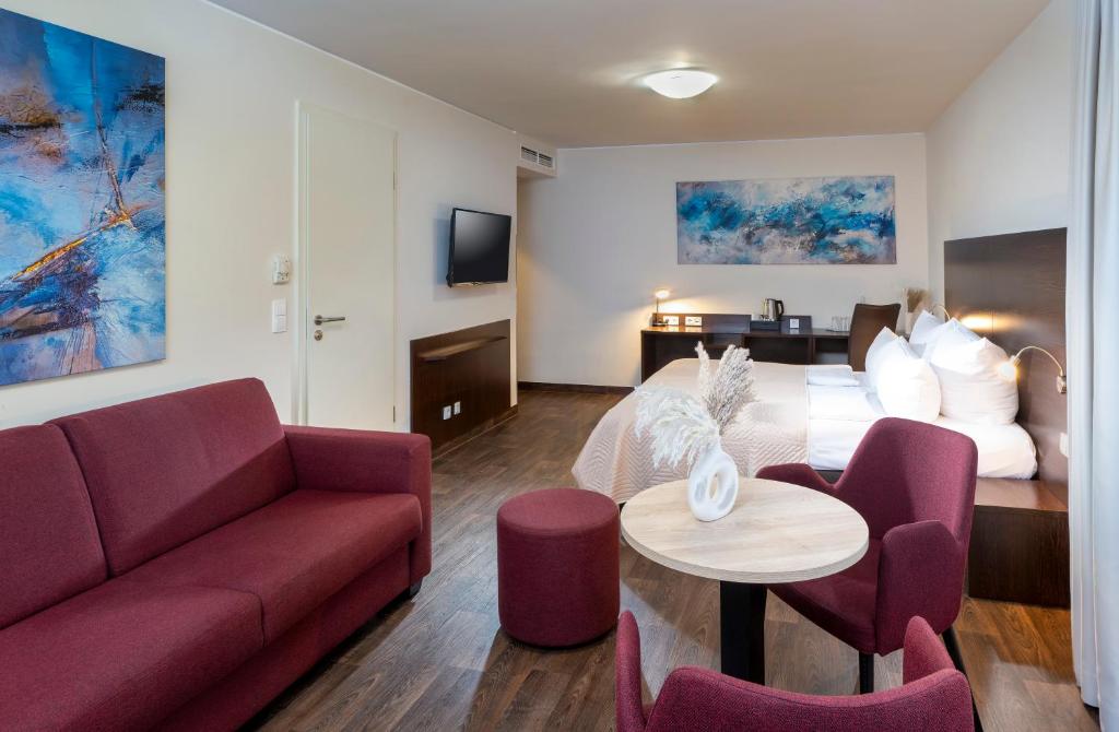 柏林斯比特尔马克西佳酒店的客厅配有沙发和桌子