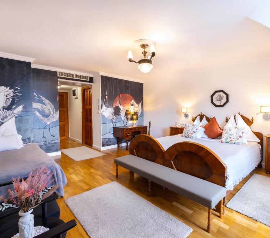 塞克希费黑瓦尔扎可萨精品酒店 的一间卧室配有两张床和一张书桌