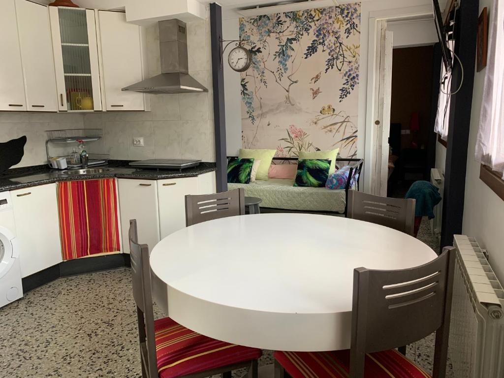 Bera6 Herriko Etxea Plaza的一间厨房,在房间内配有白色桌子