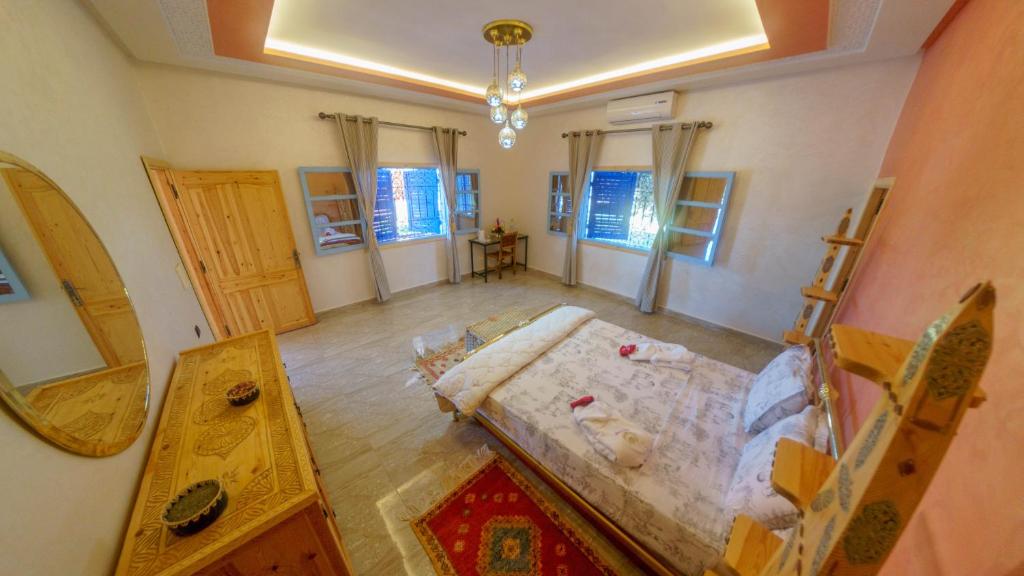 马拉喀什Villa Coup De Cœur的客房设有床、桌子和窗户。