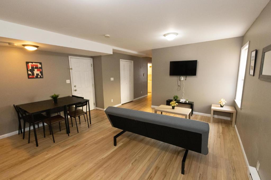 泽西市2-Bed Stylish Space mins to NYC的一间带桌子的客厅和一间餐厅